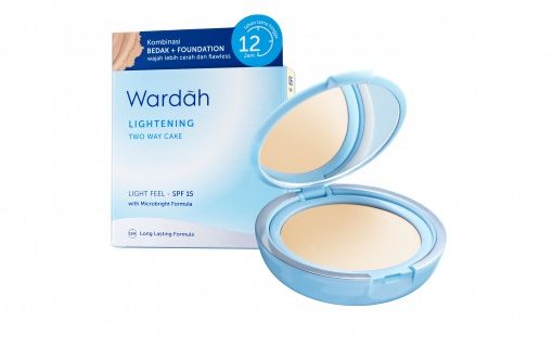 Wardah Lightening Two Way Cake Light Feel 06 Ivory 12 gr